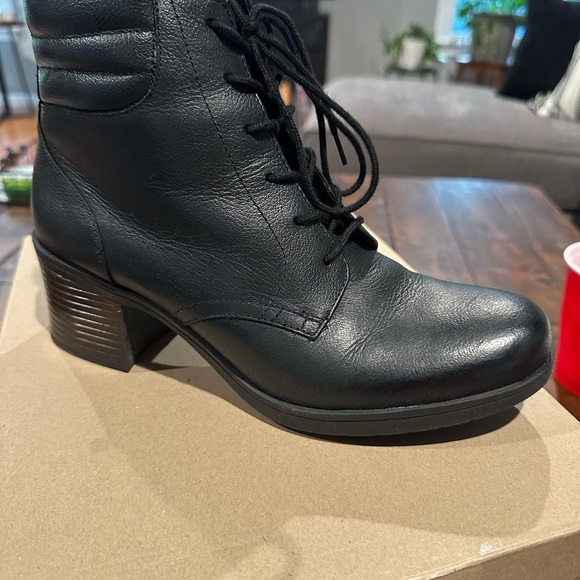 Black lace up Boots - Picture 3 of 8